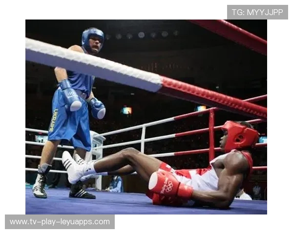 UFC精彩瞬间:腹部中拳击倒对手的瞬间震撼世界 UFC精彩瞬间:腹部中拳击倒对手的瞬间震撼世界