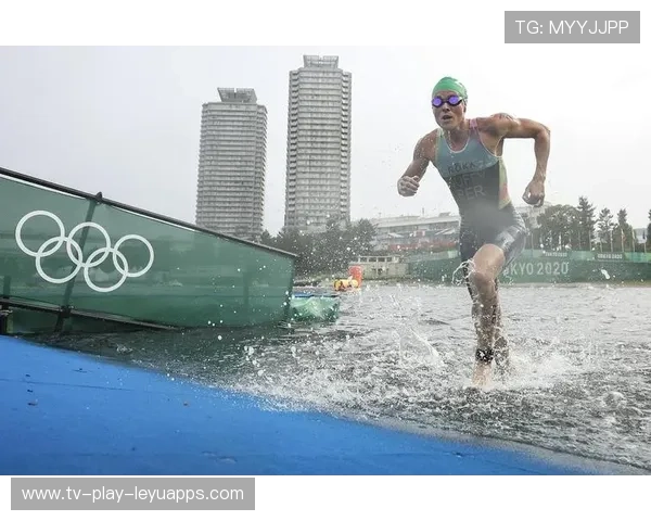铁人三项选手体能爆表，冲线后依然能接受采访